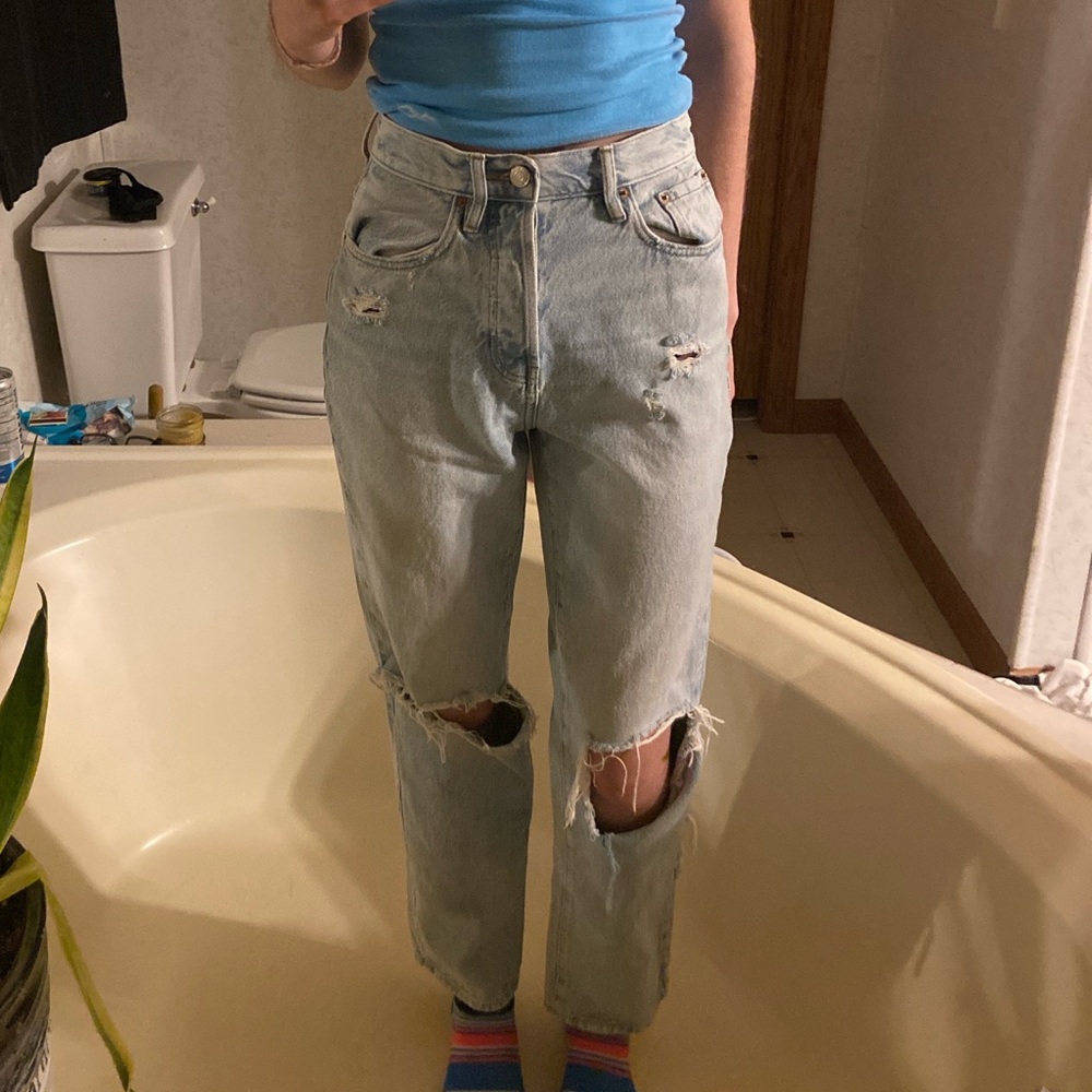 light trendy pacsun dad jeans w ripped knees!!